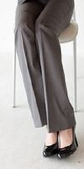 長く美しい脚の女性