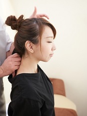 姿勢の矯正施術中の女性